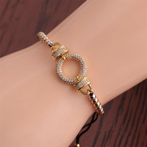 Auffälliges dreifarbiges Perlenarmband mit Zirkonia-Ringen und verstellbarer Kordel
