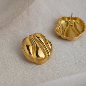 Boucles d'oreilles rondes géométriques plaquées or 18 carats avec plis verticaux lisses