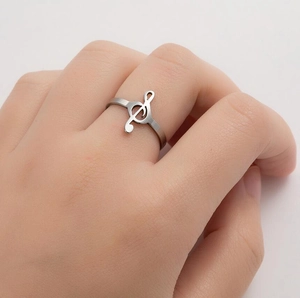 Verstellbarer Notenschlüssel Ring aus Silber mit minimalistischem mattem Metall-Finish