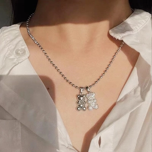 Dettaglio della collana a due strati con ciondoli a forma di orso in metallo e strass