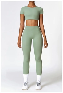 Détails d'un ensemble de yoga vert clair avec haut court et legging de sport moulant