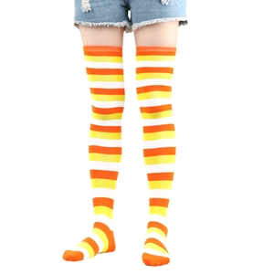 Chaussettes montantes à rayures horizontales orange, jaunes et blanches sur modèle