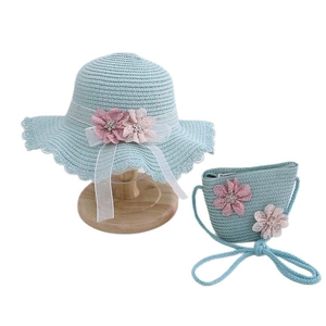 Ensemble chapeau de paille bleu clair pour enfant et sac bandoulière à fleurs roses