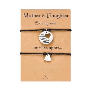 Détail des bracelets mère et fille sur carte cadeau avec texte affectueux en anglais