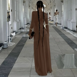 Elegantes braunes figurbetontes Maxikleid mit Rundhalsausschnitt und Falten am Rücken