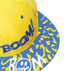 Nahaufnahme der 3D-BOOM-Stickerei und abstrakte Farbspritzer auf dem Hip-Hop-Cap