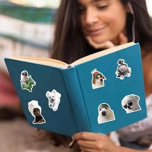 Detailopname van grappige hondenstickers op een blauwe boekomslag met schattige honden