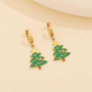Boucles d'oreilles sapin de Noël en acier inoxydable doré, détails en émail coloré, gros plan.