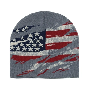 Vista detallada del patrón jacquard de la bandera americana vintage en un gorro gris.