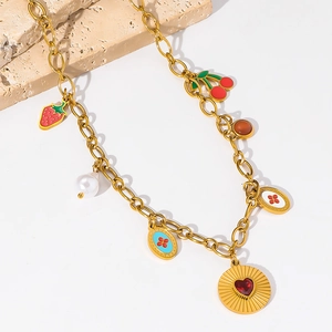 Collier en acier doré avec breloques fleurs colorées fraise cerise et perle
