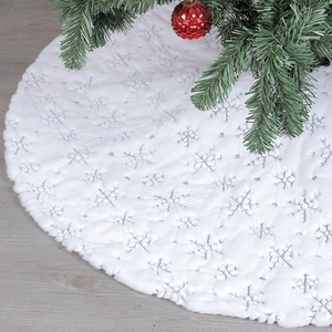 Détail du tapis de sapin de Noël blanc en peluche avec flocons argentés sur plancher en bois