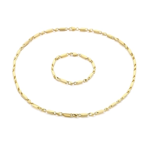 Ensemble collier et bracelet en maille d'acier inoxydable doré sur fond blanc pur