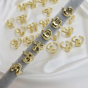 Poliertes Set aus 18k vergoldeten Messing-Buchstabenringen mit verstellbarer offener Schiene