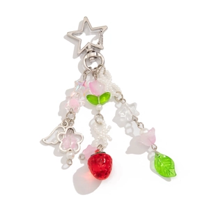 Dettaglio portachiavi a fragola con petali rosa e chiusura a stella in argento