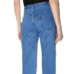 Jean bleu foncé taille haute coupe droite avec surpiqûres en forme de cœur sur le dos