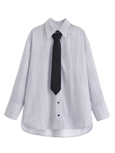 Dettaglio della camicia a righe azzurre a maniche lunghe con cravatta nera coordinata