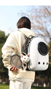 Detailansicht eines weißen Haustier-Rucksacks mit seitlicher Netzöffnung für Katzen