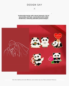 Detail von fünf Emaille-Anstecknadeln mit Pandabären in Hochzeitskleidung und Design