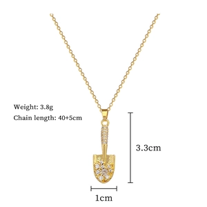 Detailed size parameters of the gold spade pendant necklace with sparkling rhinestones