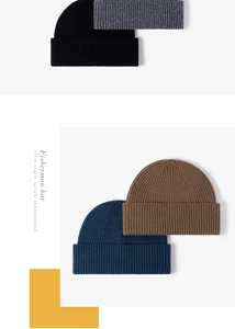 Detail der Strickstruktur von vier dicken Wollmützen in Schwarz, Grau, Navy und Braun