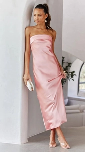 Dettaglio di un elegante abito lungo senza spalline in raso rosa con trama lucida e liscia