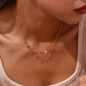 Collana minimalista in acciaio inossidabile placcato oro 18K con piccoli ciondoli a goccia