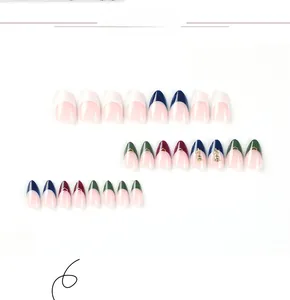Détails de faux ongles French manucure bleu foncé, bordeaux avec charmes couronne