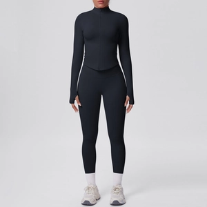 Vista frontale della giacca da yoga nera con zip e del set di leggings a vita alta