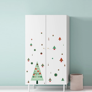 Weihnachtsbaum-Wandtattoo und festliche Aufkleber auf einem weißen modernen zweitürigen Schrank