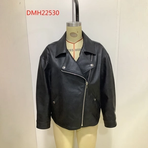 Dettagli del colletto a rever e cerniere metalliche su giacca biker in pelle sintetica