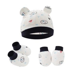 Set neonato cappello calzini e muffole con stampa di orsetti in morbido cotone bianco