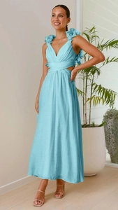 Dettaglio dell'abito in chiffon celeste con scollo a V, tagli in vita e spalline a balze