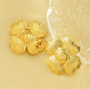 Détail de boucles d'oreilles tournesol vintage plaquées or avec pétales gravés
