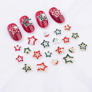 Bijoux d'ongles de Noël avec formes d'étoiles et de lunes rouges et vertes sur blanc