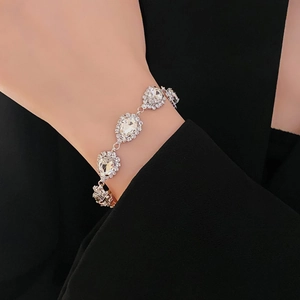 Vue détaillée du bracelet de luxe aux diamants en forme de goutte et finitions argentées