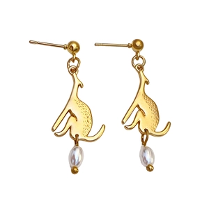 Boucles d'oreilles kangourou dorées avec perles blanches élégantes sur fond blanc