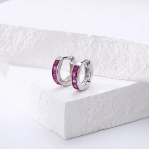 Vue macro détaillée du poinçon S925 sur boucle d'oreille en argent et zircons