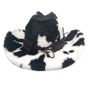 Détail d'un chapeau de cowboy en fausse fourrure à motif vache et ruban de cuir