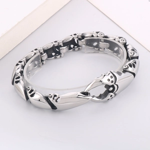 Vue détaillée du bracelet punk en acier inoxydable argenté avec design unique de griffes