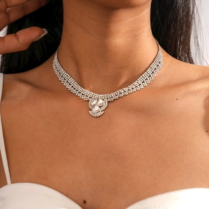 Détail du collier de luxe avec pendentif goutte et chaînes de cristaux sur mannequin