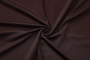 Détail de la texture du tissu en maille marron foncé avec des plis souples
