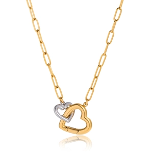 Vue détaillée des pendentifs cœurs bicolores sur une chaîne trombone plaquée or 18 carats