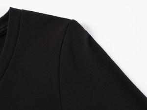 Détail de l'encolure en V et couture d'épaule d'un t-shirt noir en maille de modal