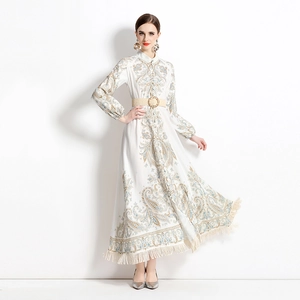 Robe longue élégante à imprimé paisley avec manches longues et ourlet à glands