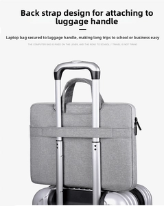 Detailansicht der Trolley-Schlaufe an einer grauen Laptop-Tasche für bequemes Reisen