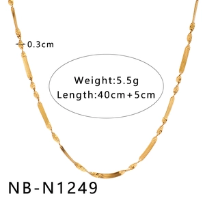 Dettaglio della collana a onde dorate larga 0,3cm con lunghezza regolabile 40+5cm