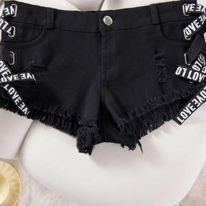 Dettaglio degli shorts in denim nero con strappi e cinturini con scritte LOVE e anelli in metallo