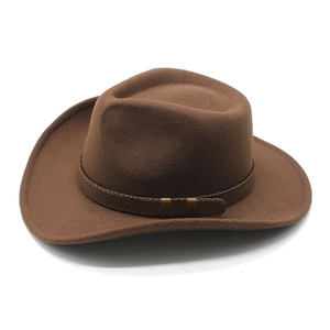 Vue latérale d'un chapeau de cowboy en feutre de laine marron avec bande en similicuir