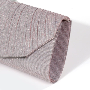 Détail d'une pochette de soirée rose pailletée avec texture plissée et fini scintillant