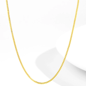 Dettaglio della collana a catena box in acciaio inossidabile placcato oro 18K con moschettone